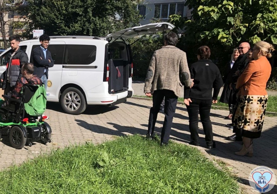 DAS Deva: Persoanele cu dizabilități au testat facilitățile serviciului de transport cu mașina adaptată nevoilor lor