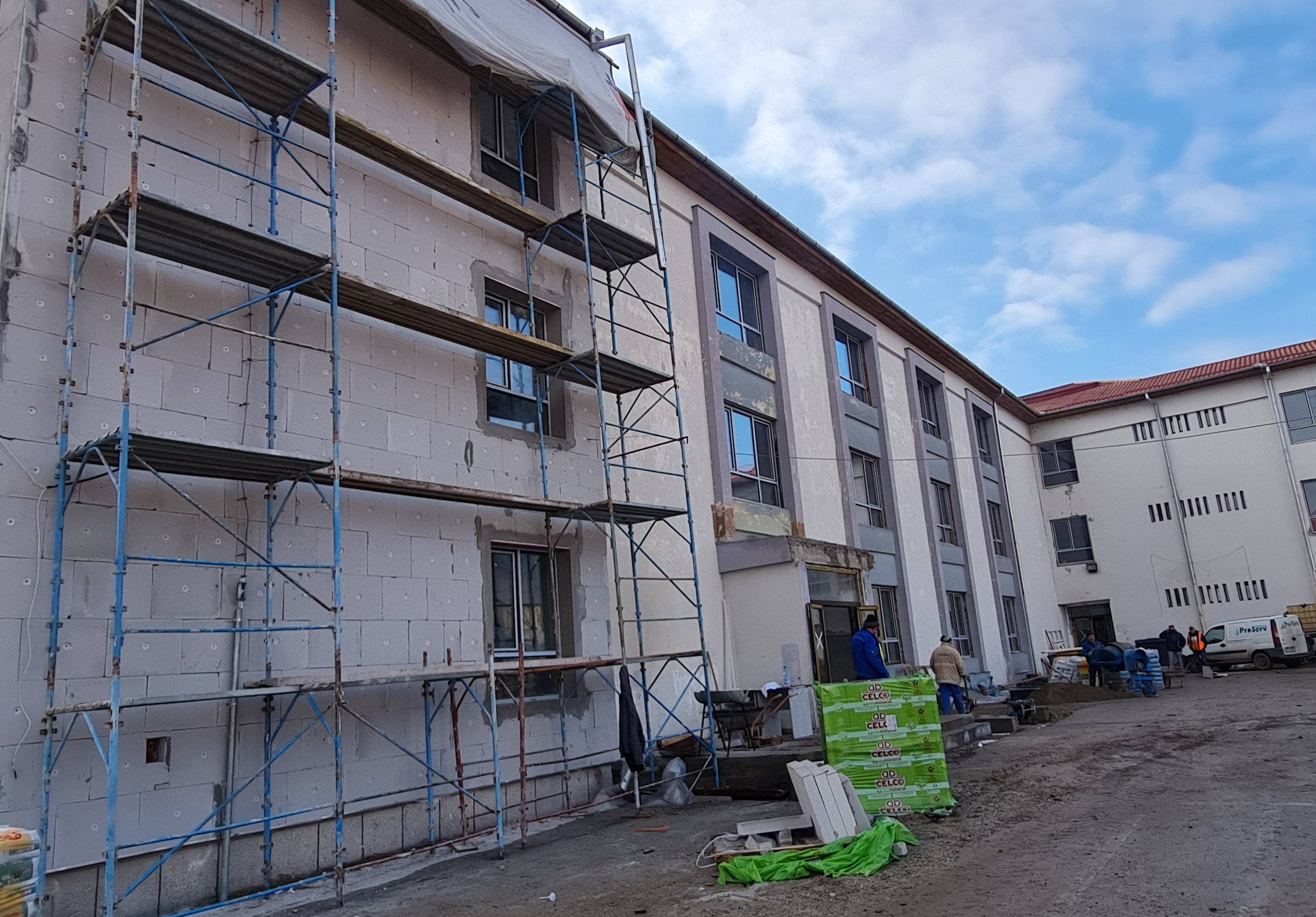 Lucrările de reabilitare și modernizare a Școlii Gimnaziale ,,Andrei Șaguna” Deva, cu fonduri europene, continuă în ritm susținut