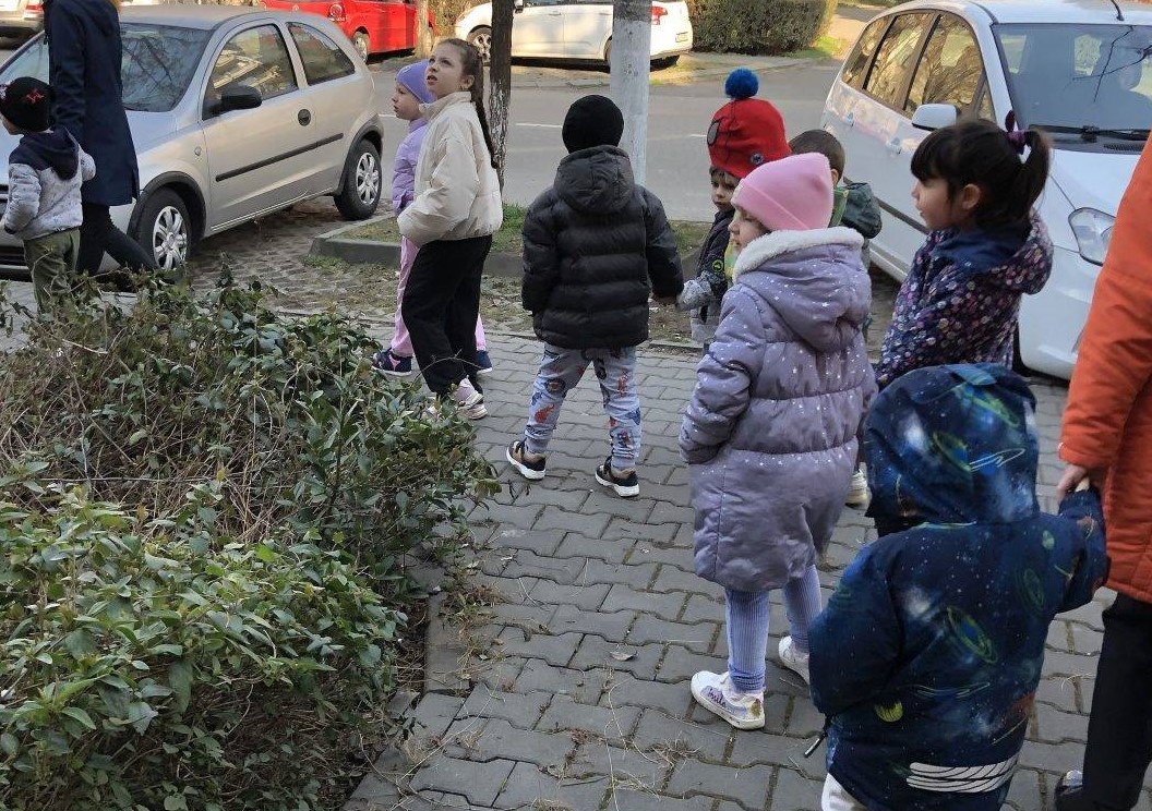 Acasă la bunicii care n-au parte de nepoți. Copiii de la Grădiniţa PP7 Deva au adus primăvara în casele persoanelor vârstnice