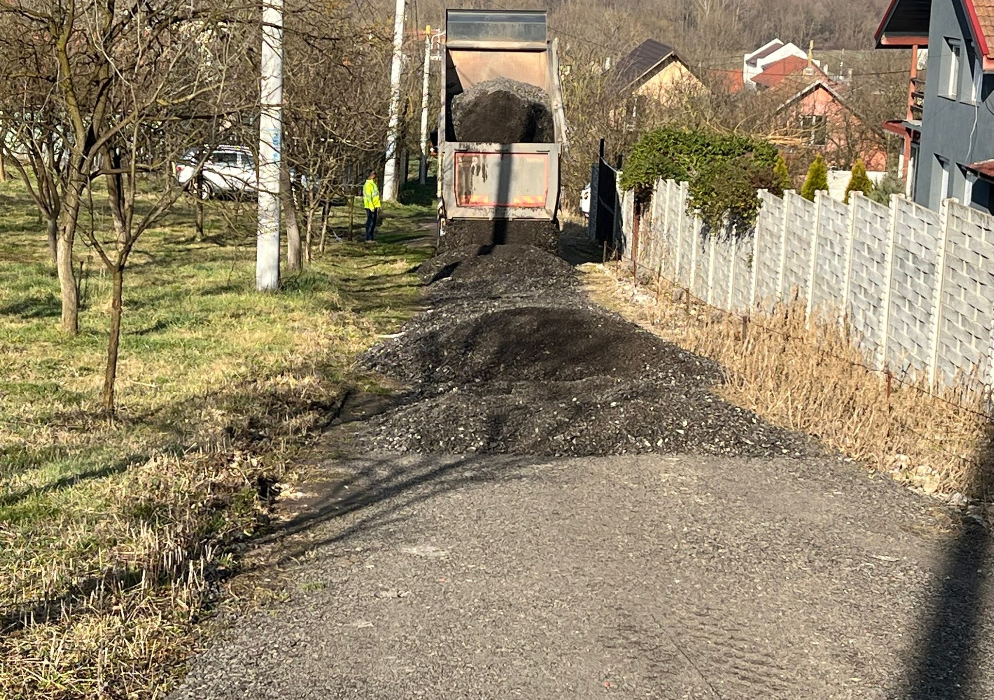 Au început lucrările de pietruire a drumurilor din Bârcea Mică