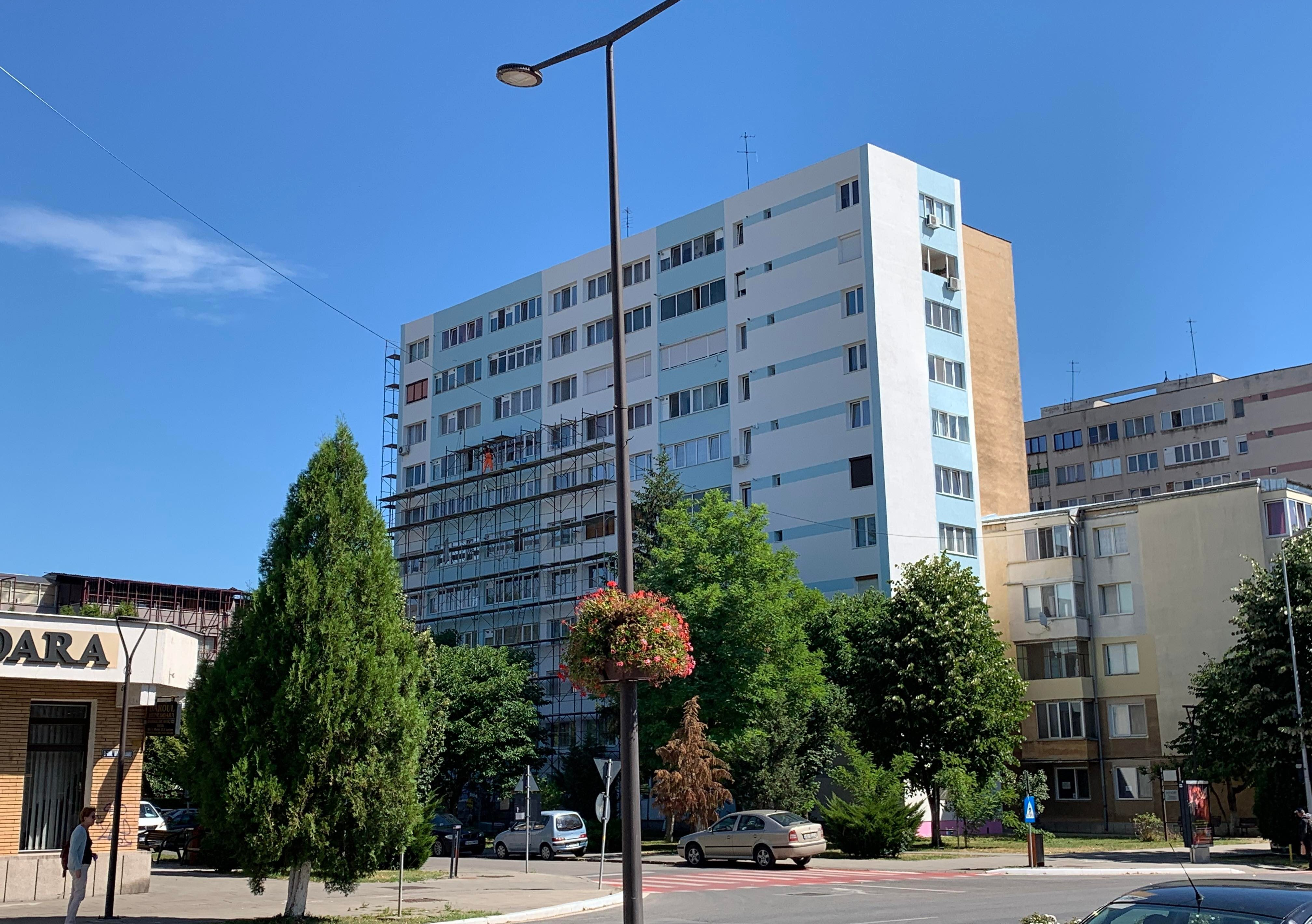 Se lucrează la anveloparea Blocului D de pe Bulevardul Iuliu Maniu din Deva – pe fonduri europene
