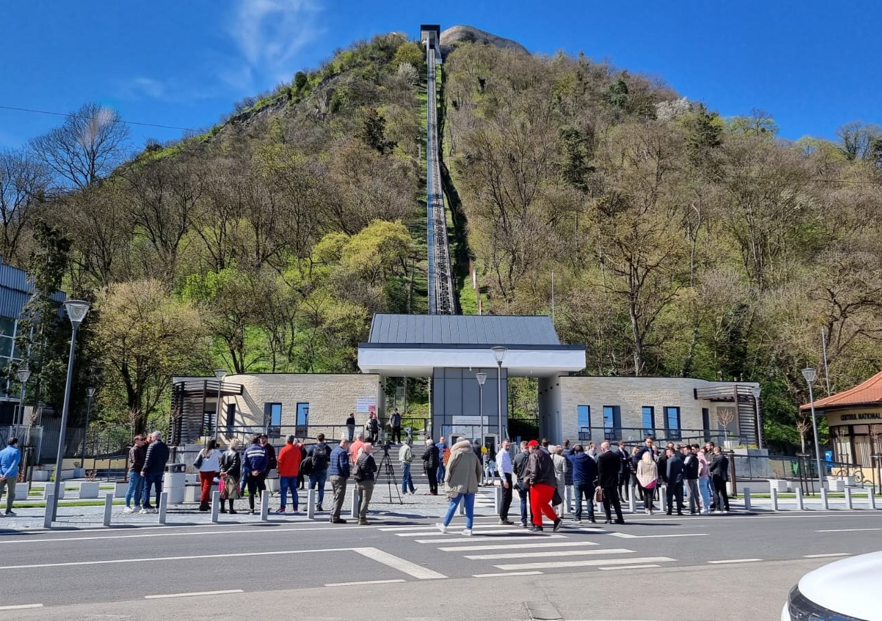 De astăzi, puteți urca cu Telecabina pe Cetatea Devei !