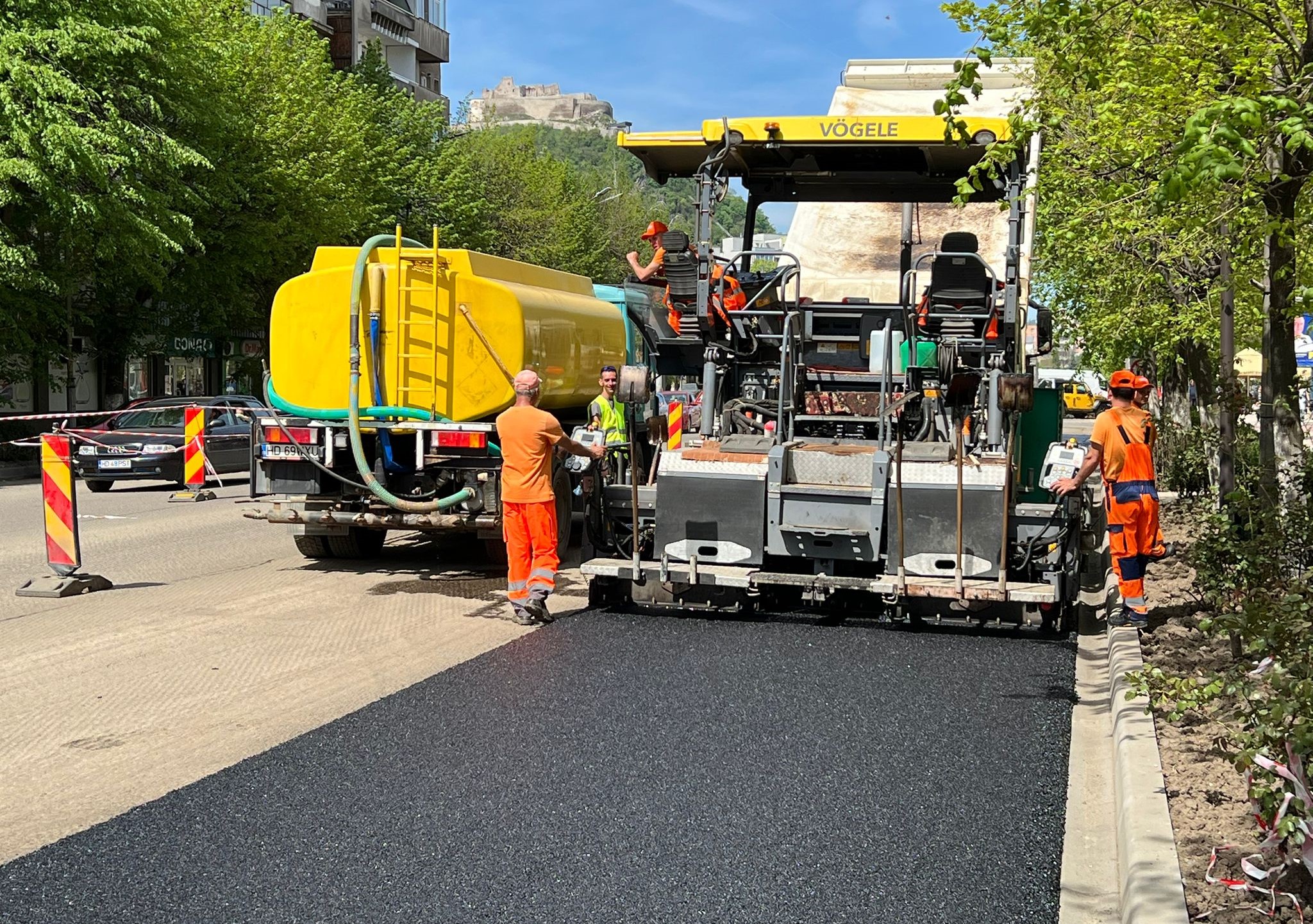 Continuă lucrările de asfaltare, reparații străzi și trotuare din municipiul Deva!