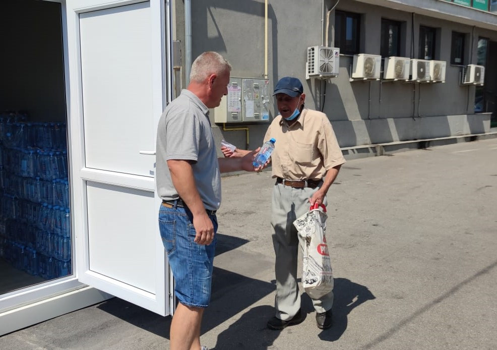 Continuăm distribuirea apei potabile pentru deveni în zilele caniculare!