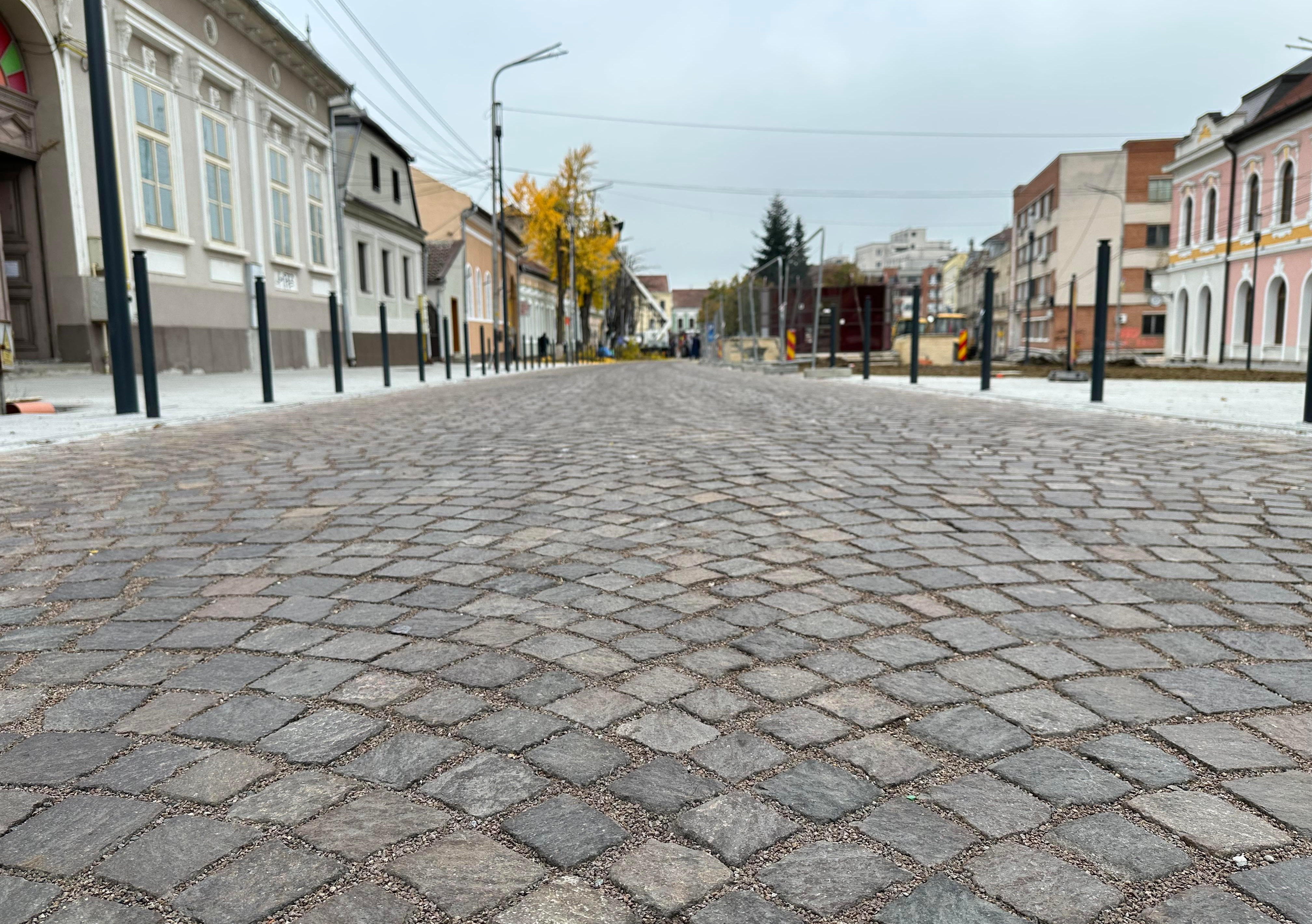 Lucrările la amenajarea zonei pietonale a Centrului Istoric al municipiului Deva avansează în ritm susținut