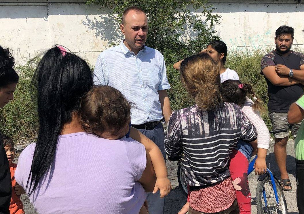 Luni începe școala! Câți copii romi se întorc la cursuri