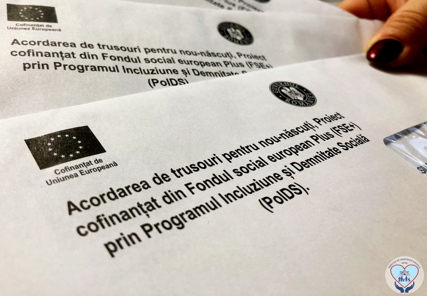DAS Deva: A cincea serie de mame defavorizate, din Deva, primesc cardurile de 2.000 de lei - pentru îngrijirea bebelușilor