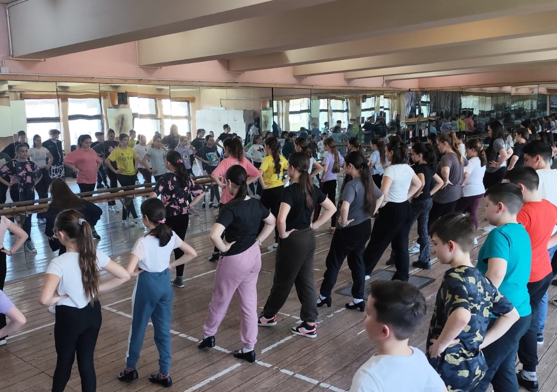 Tradiție și performanță - Juniorii „Ansamblului „Silvana” pregătesc spectacole memorabile pentru Jubileul de 50 de ani