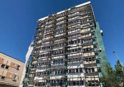 Se lucrează la reabilitarea termică a blocului M2 de pe Aleea Crizantemelor din municipiul Deva!