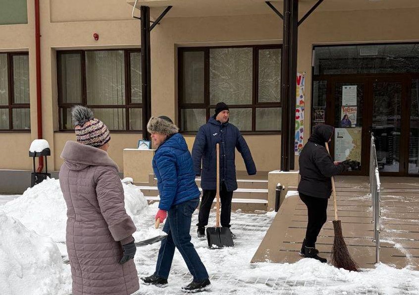 Angajați ai DAS Deva, implicați în acțiuni de deszăpezire, în zona școlilor