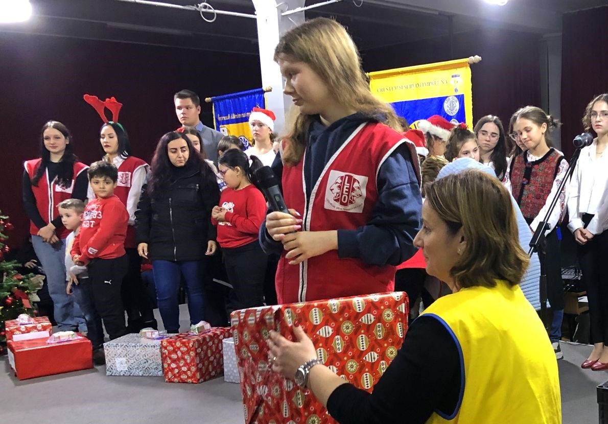 Un Moş Crăciun pentru copiii care au uitat să zâmbească