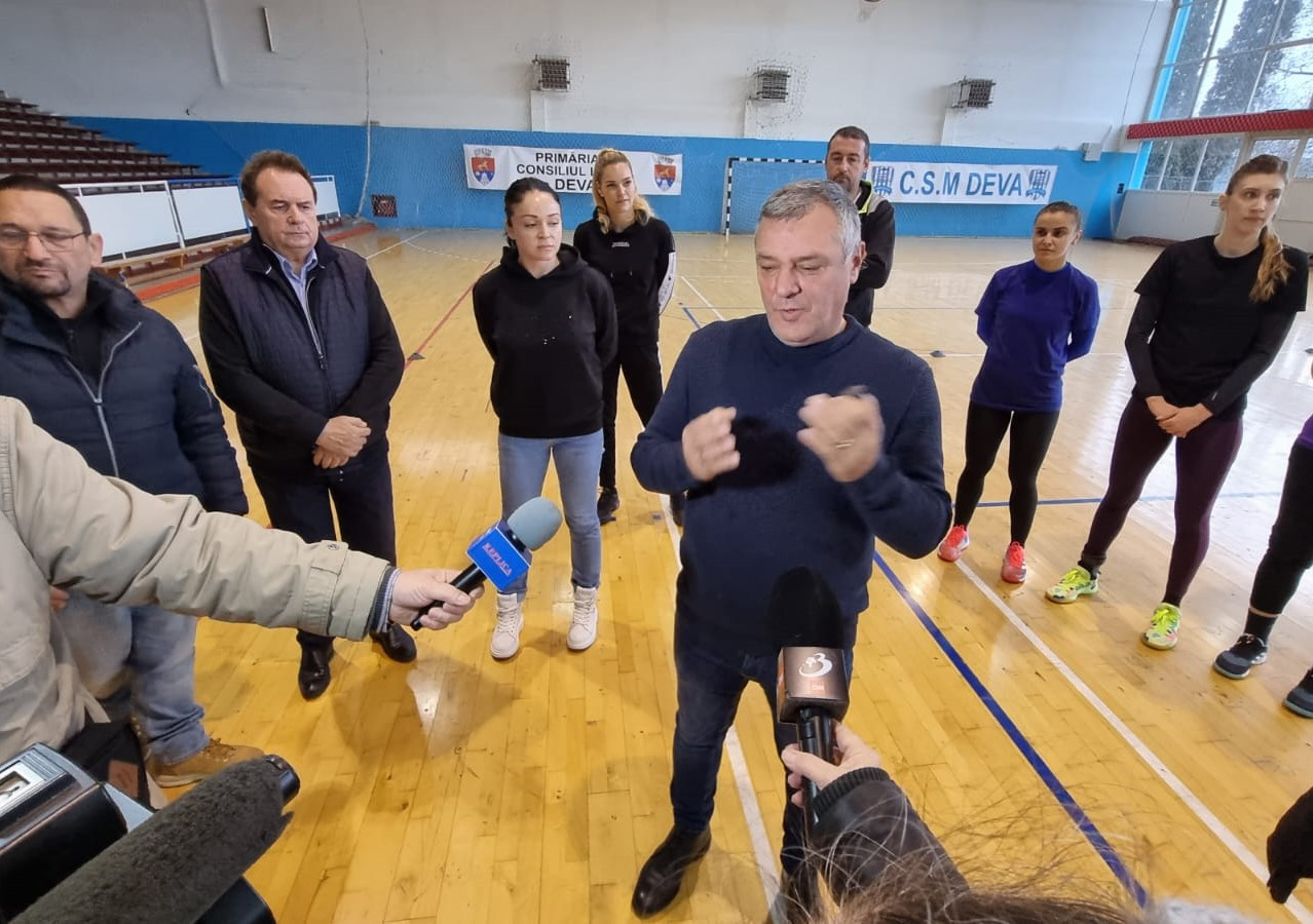 Primul antrenament al echipei de handbal feminin CSM Deva, cu marea handbalistă ”Super-Alice”, ca antrenor secund