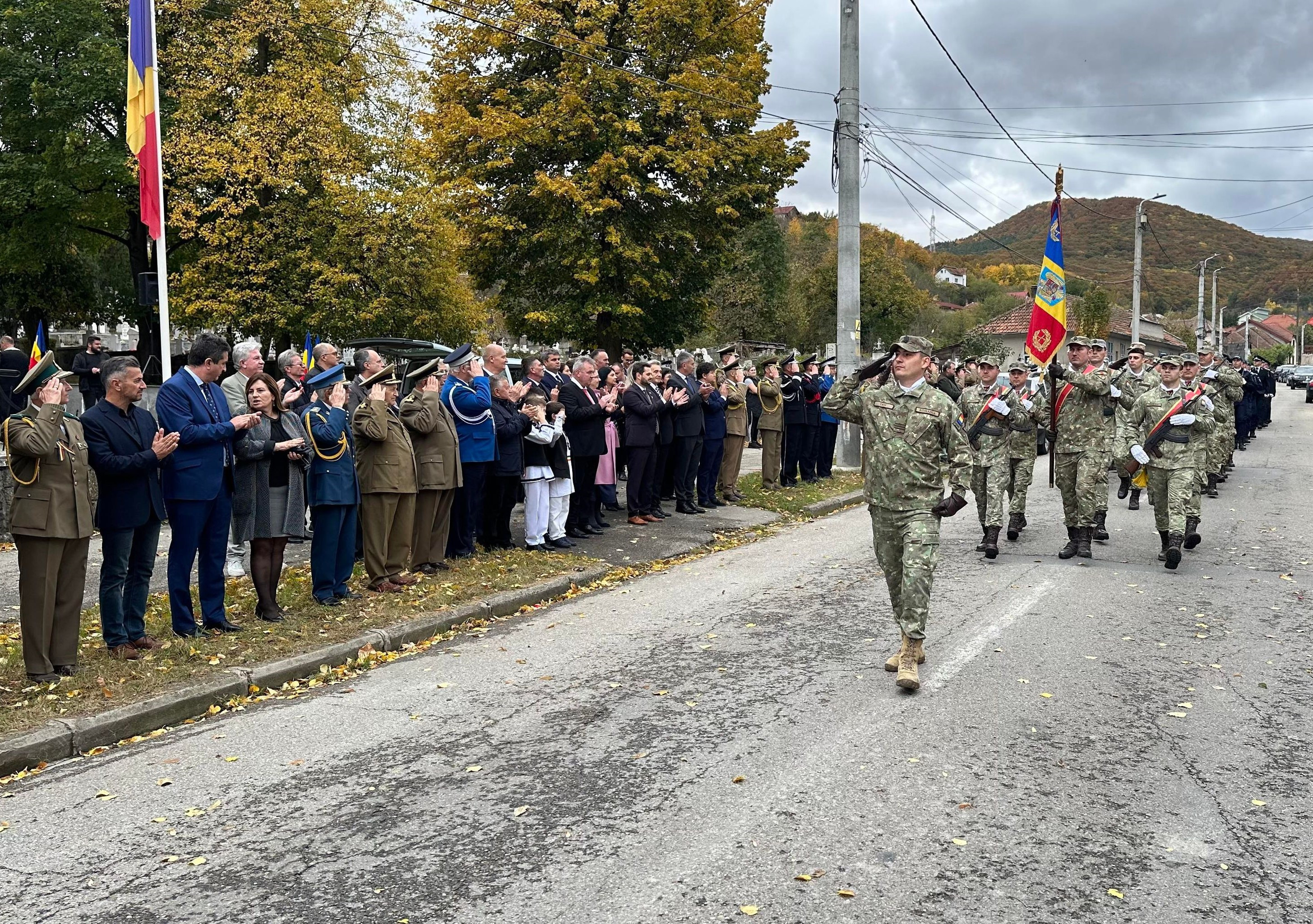 Ceremonie solemnă dedicată Zilei Armatei României, desfășurată la Cimitirul Eroilor din Deva