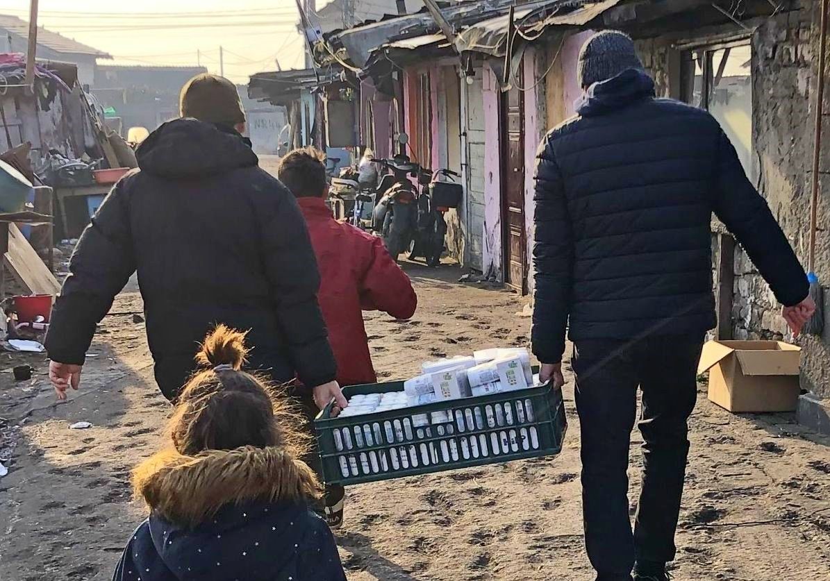 DAS Deva: Peste 100 de copii din comunități vulnerabile au primit lapte bio, donat de Clubul Lions Deva Sarmizegetusa