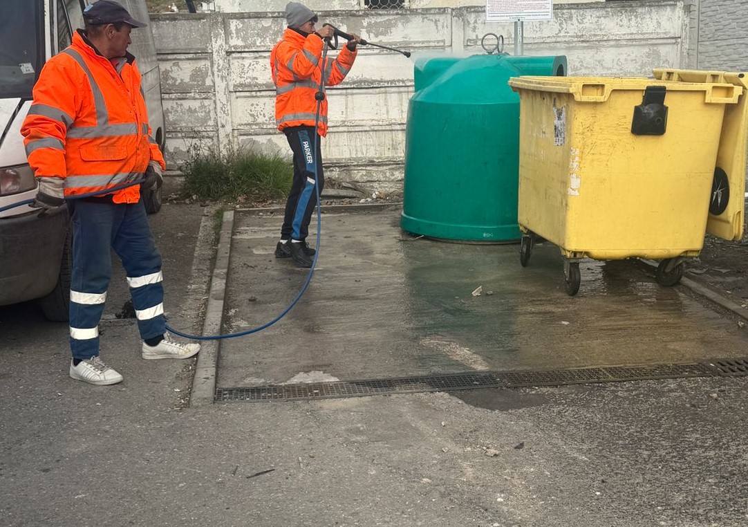 Împreună pentru un oraș mai curat - campanie de igienizare a platformelor și containerelor de colectare a deșeurilor din municipiul Deva