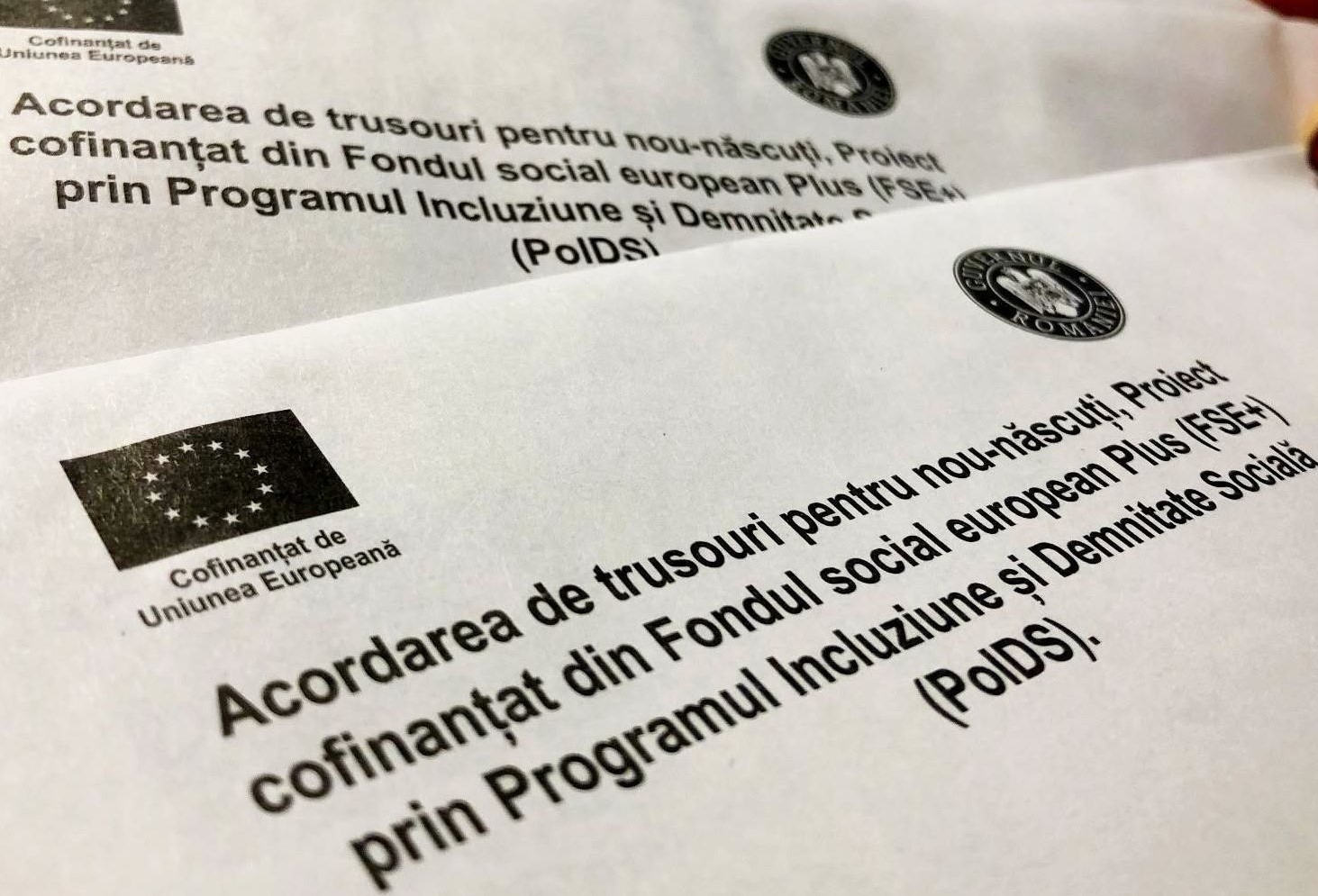 DAS Deva: A șasea serie de mame defavorizate, din Deva, primesc cardurile sociale de 2.000 de lei