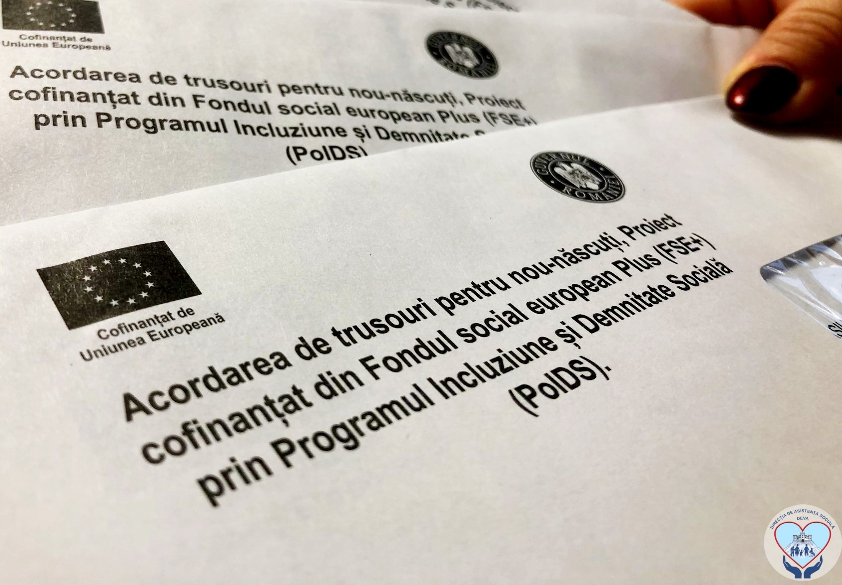 TRUSOU PENTRU NOU-NĂSCUȚI. Încă cinci mame din medii defavorizate au primit cardurile sociale destinate copiilor de până la 3 luni