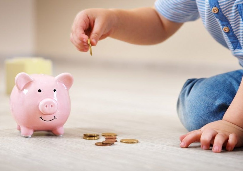 Alocație de stat pentru aproape 70 de copii născuți în străinătate, cu domiciliul în Deva - în 2023