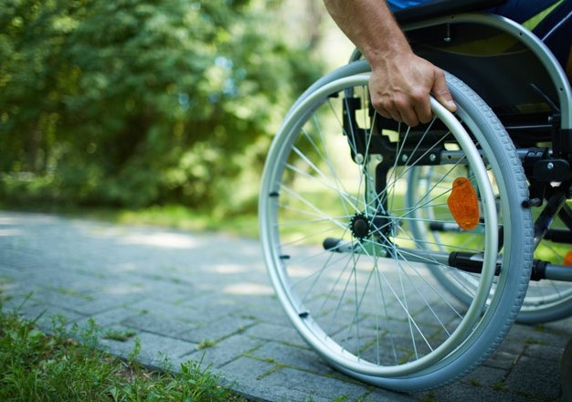 Crește salariul asistenților personali și indemnizația lunară pentru persoane cu handicap grav