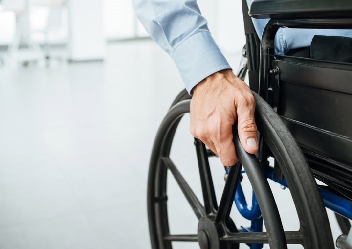 DAS Deva: Peste 700 de copii și adulți cu dizabilități primesc, marți și miercuri, indemnizația pentru luna martie