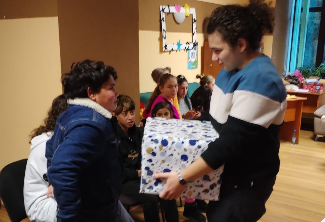 „Inimi deschise de Crăciun” – Copiii din Deva, ambasadori ai empatiei și solidarității