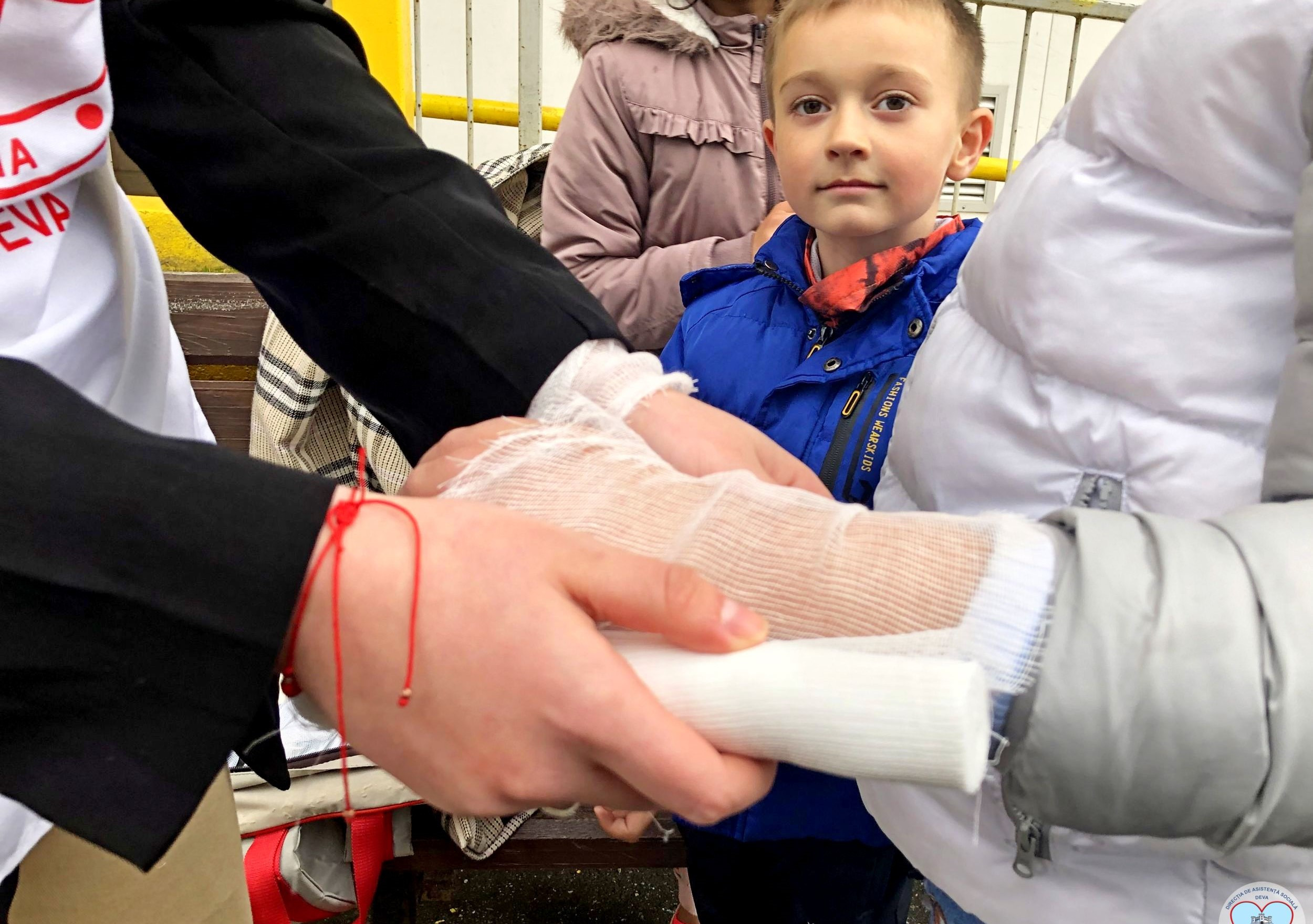 Lecţii de prim-ajutor şi de bună purtare pentru copiii din cartierul Grigorescu