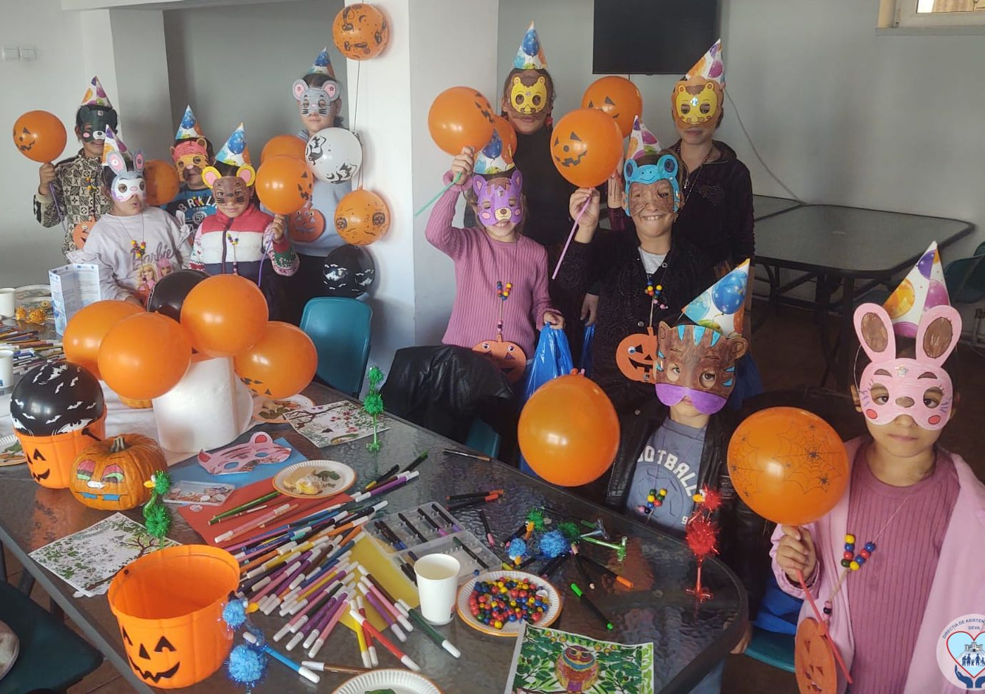DAS Deva: Copiii defavorizați au sărbătorit Halloween-ul cu măști reprezentând animale și cu dovleci pictați