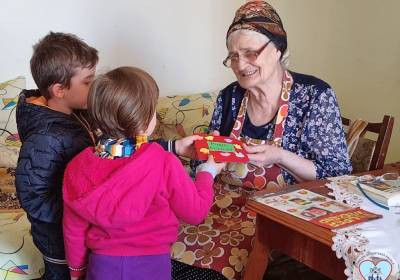 Voluntari pentru o zi. 300 de copii de la Grădiniţa PP7 au dăruit bucurie persoanelor vârstnice!