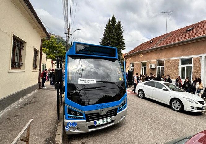 Elevii din Deva merg la școală cu vehiculele electrice achiziționate de administrația publică locală