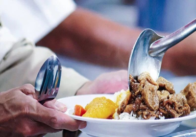 Două mese pe zi, de la bugetul local, pentru 60 de persoane cu venituri mici