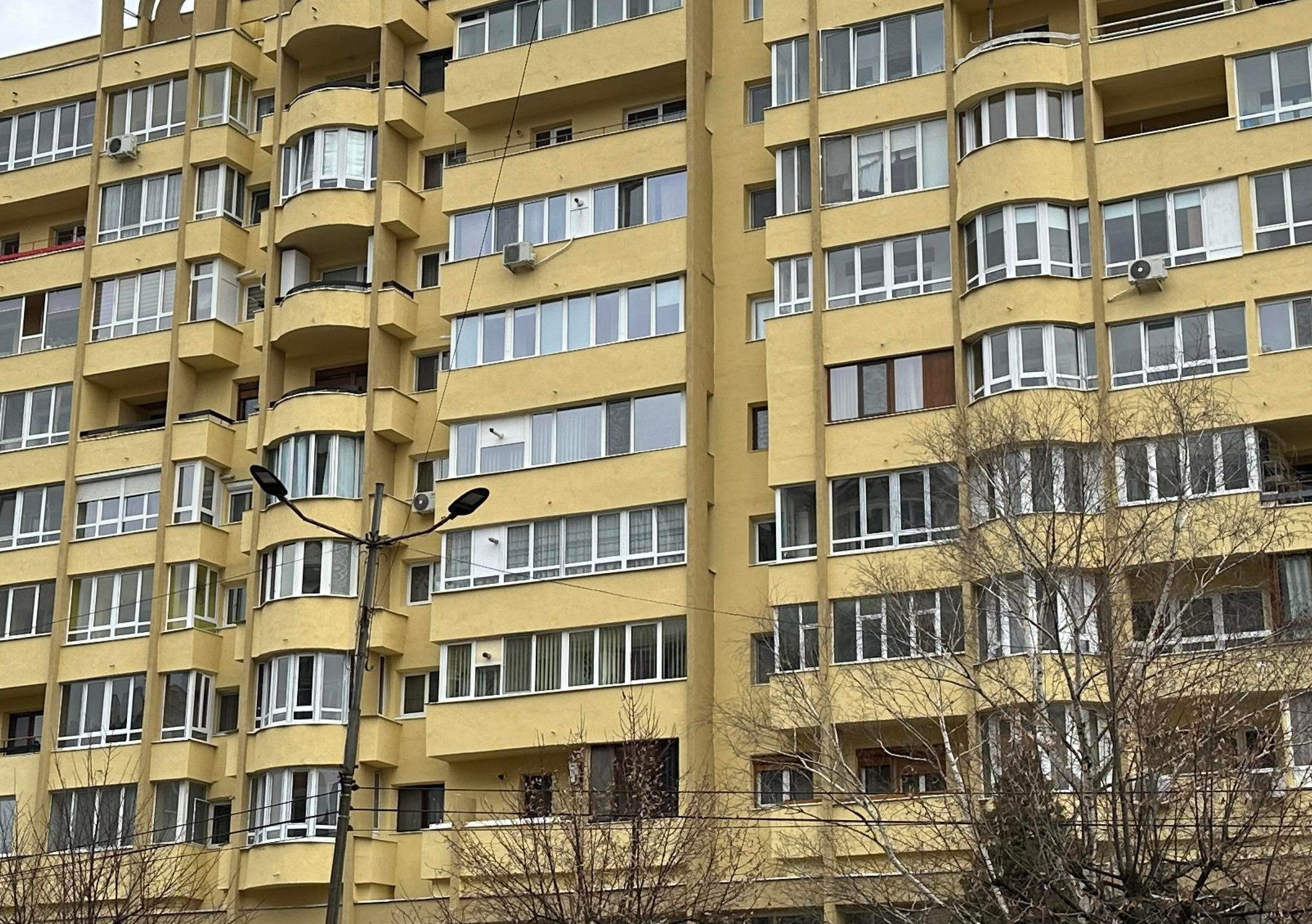 Lucrările la reabilitarea termică a blocului 8 de pe Bulevardul Decebal din municipiul Deva se apropie de final