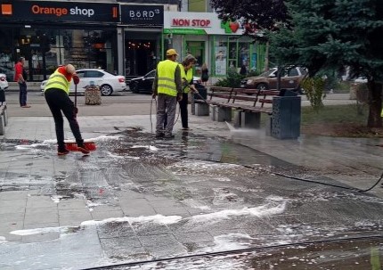 Deva mai curată: Platoul din fața Centrului Cultural ,,Drăgan Muntean” a fost igienizat