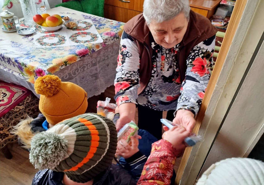 Nepoți de Crăciun pentru bunicii singuri! DAS Deva și Grădinița PP7 au colindat persoanele vârstnice