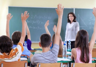 Elevii primesc bursele școlare. Banii intră, marți, 8 noiembrie 2022, în conturile școlilor!