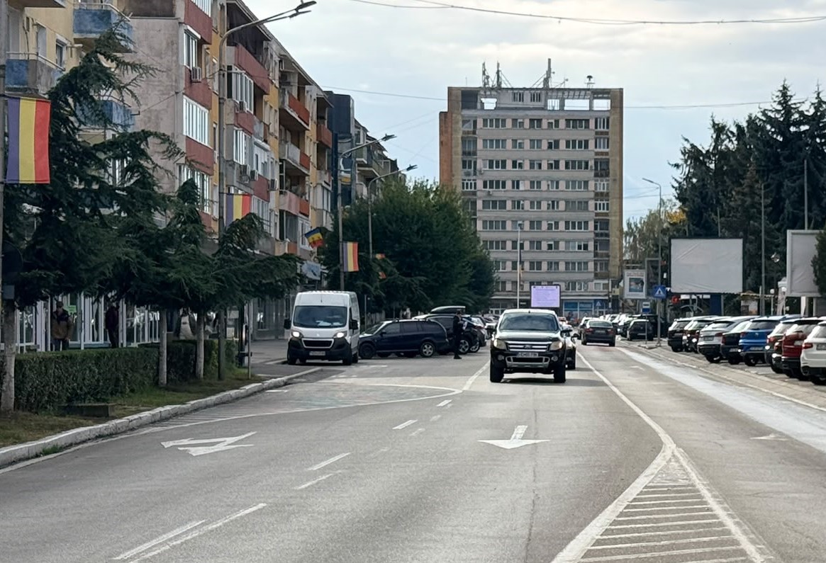 Primăria Municipiului Deva și serviciile de specialitate continuă acțiunile de igienizare și trasare a locurilor de parcare 