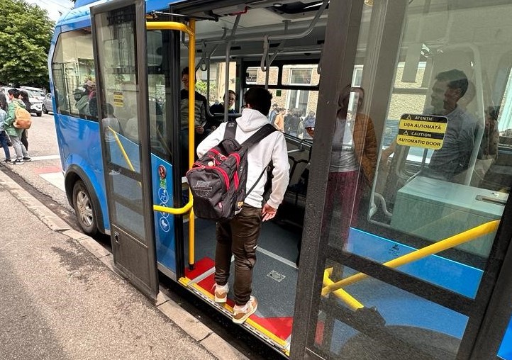 Elevii pot circula gratuit cu autobuzele în municipiul Deva