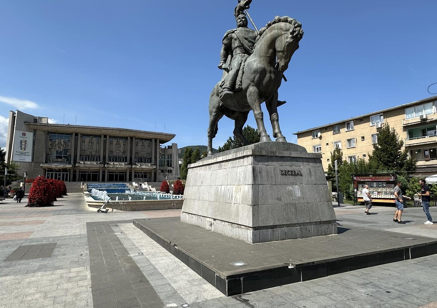Decebal rămâne în Piața Victoriei! Și Calul, la fel!