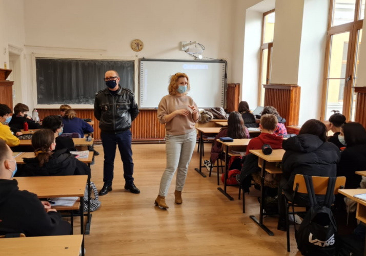 Hai în echipa mea! - o campanie de informare despre riscurile consumului de droguri, desfășurată în școlile din municipiul Deva