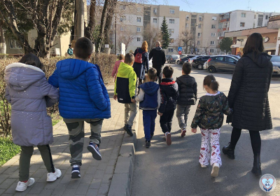 DAS Deva: Peste 250 de copii de la Grădinița PP7 Deva au adus primăvara în casele bunicilor rămași singuri