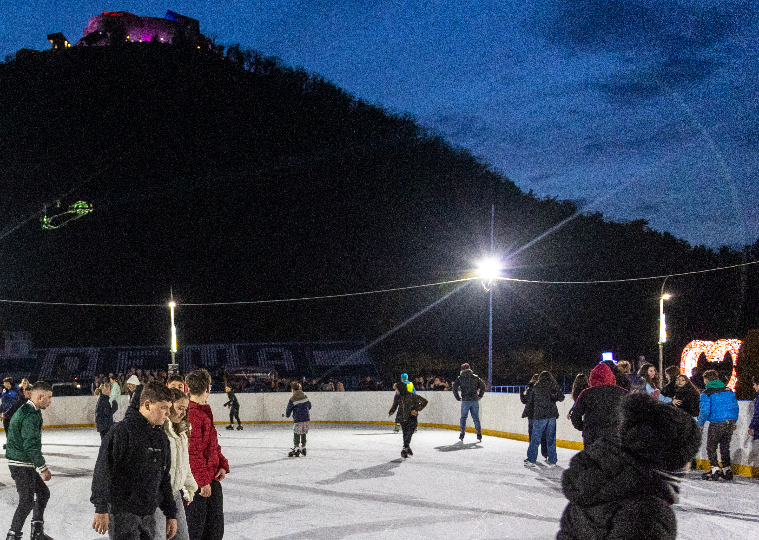 Ultimele zile de distracție pe gheață: Patinoarul din Deva se închide pe 22 februarie 2026