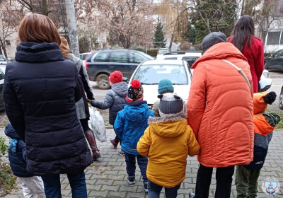 Acasă la bunicii singuri! Copiii de la Grădiniţa PP7 Deva au colindat persoanele vârstnice