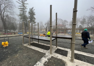 Lucrările de modernizare a locului de joacă din Parcul ,,Cetate” Deva au avansat!