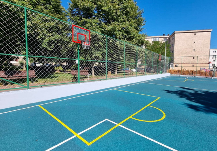 Terenurile de sport din cartierele orașului și cele din incinta școlilor au intrat în reabilitare