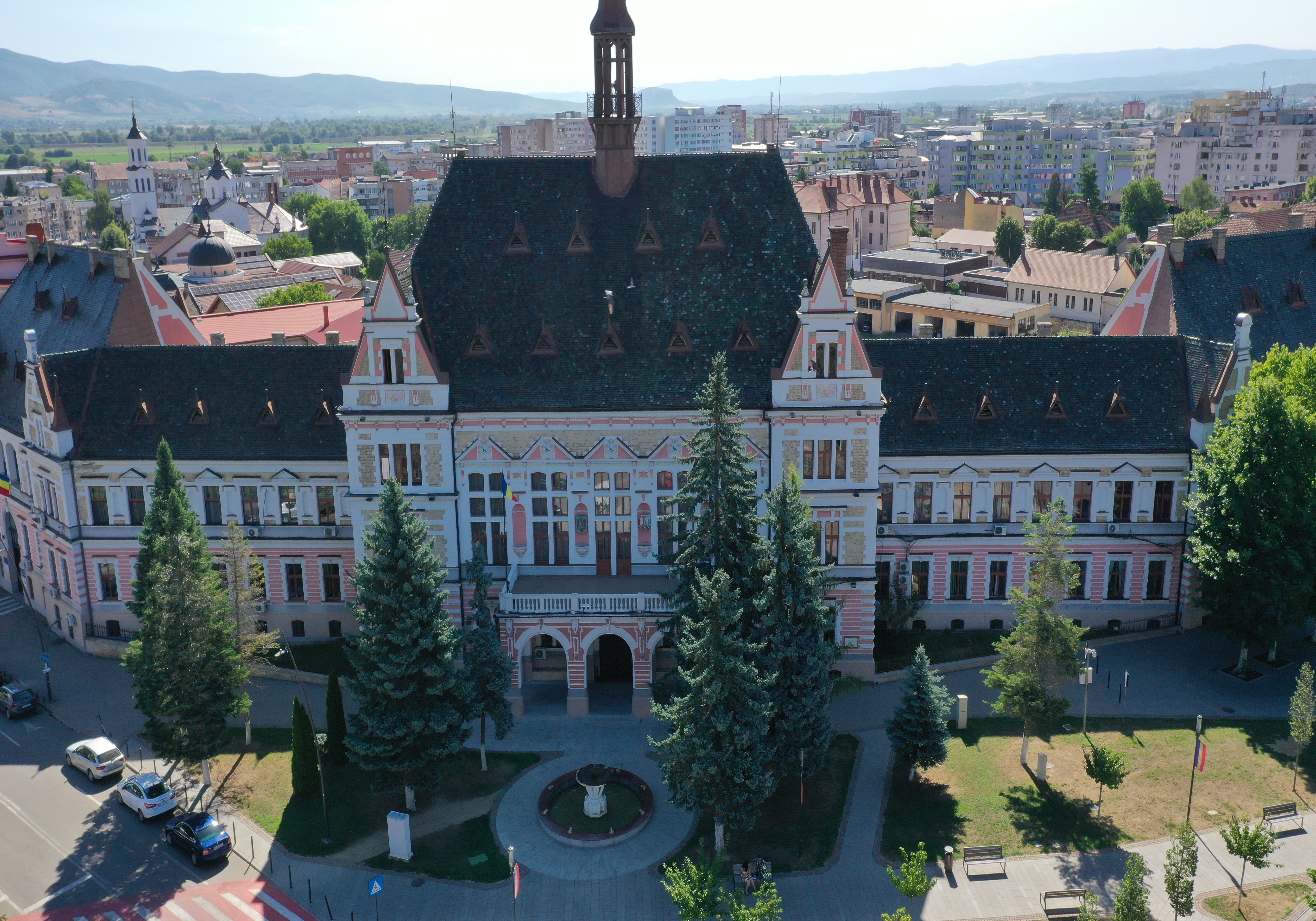 PALATUL ADMINISTRATIV, azi sediul Prefecturii şi al Consiliului Judeţean Hunedoara